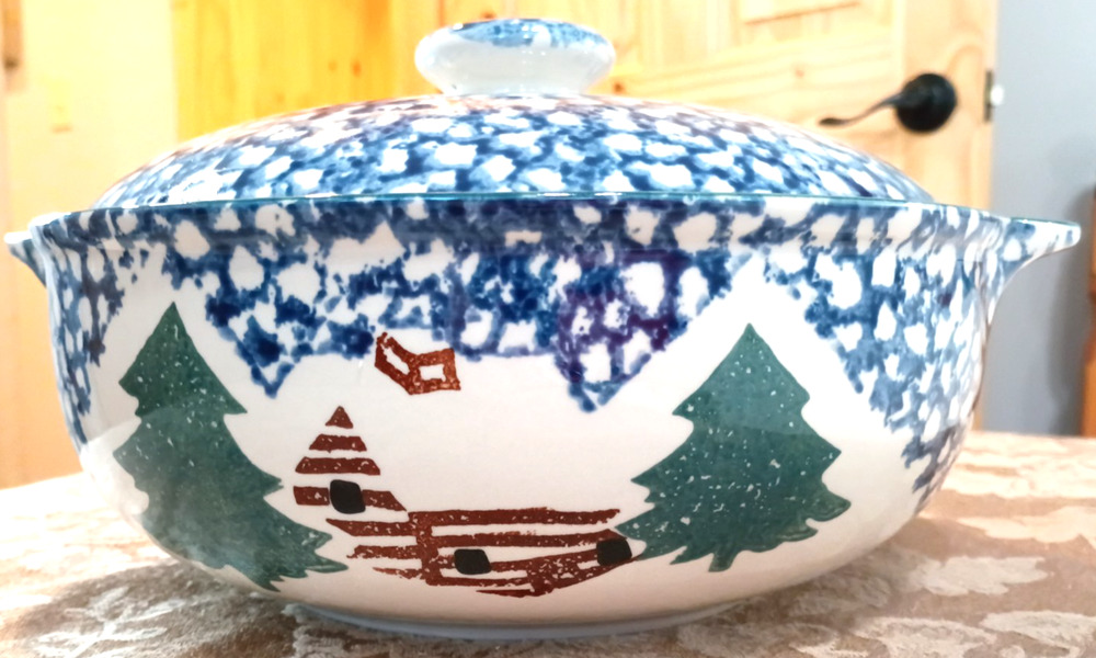 VTG Tienshan Folk Craft Spongeware Cabin in the Snow 3 Qt Covered Casserole Dish